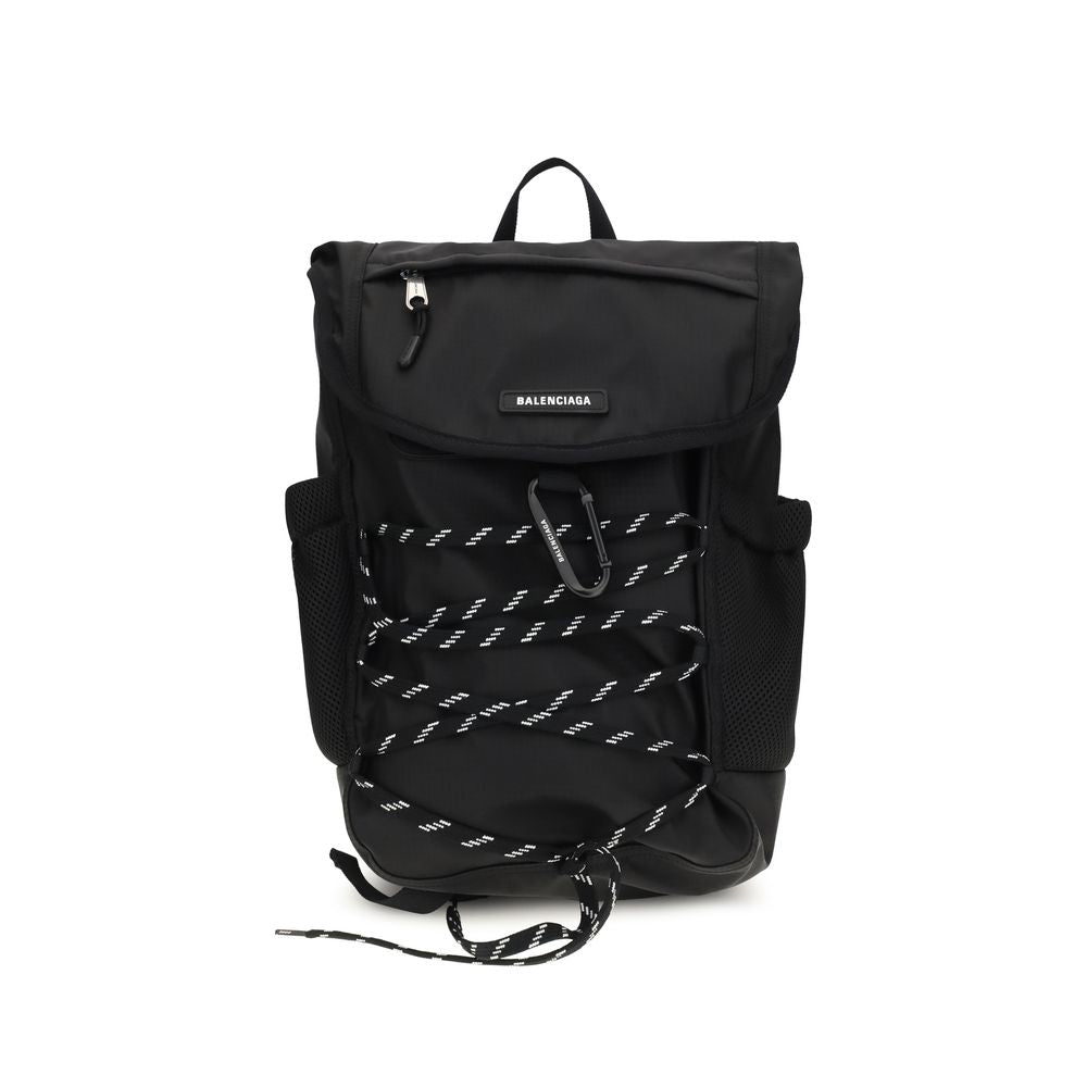 Sac à dos en nylon noir Balenciaga, style moderne avec logos visibles, poche avant et bretelles réglables.