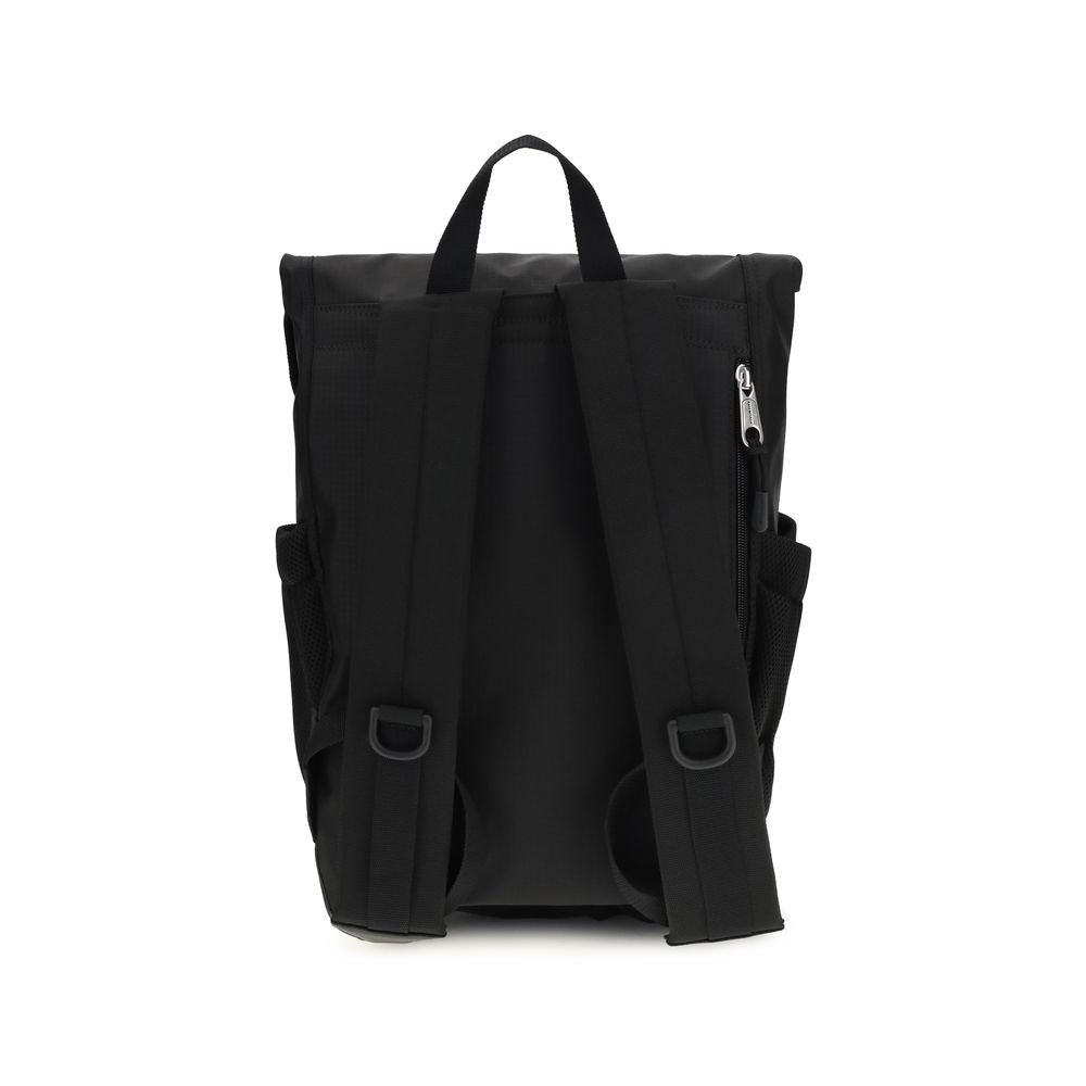 Sac à dos noir en nylon Balenciaga, avec détails modernes et logo élégant, visible dans l’image.