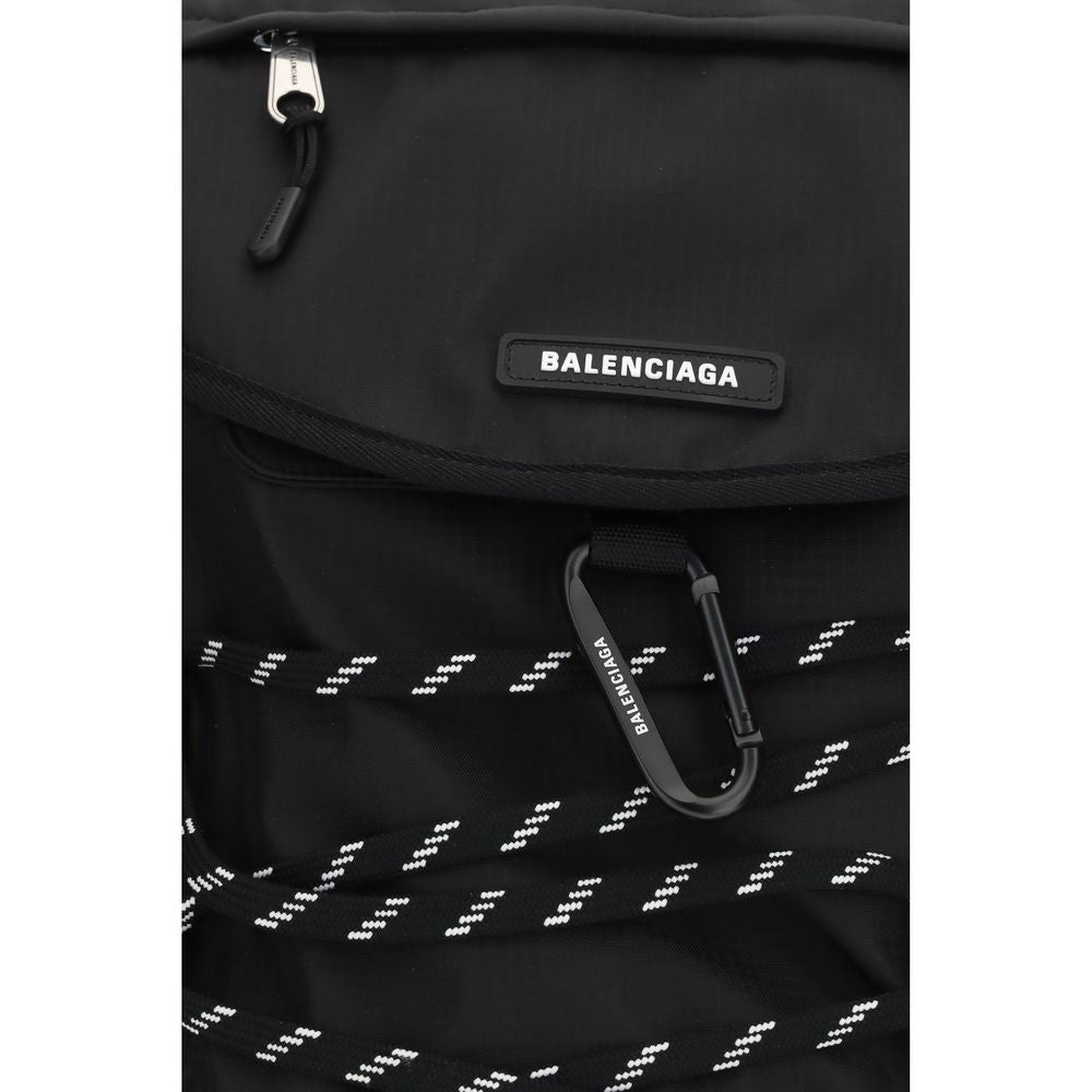 Sac à dos noir en nylon Balenciaga, avec poignées et compartiments visibles, idéal pour un style urbain et moderne.