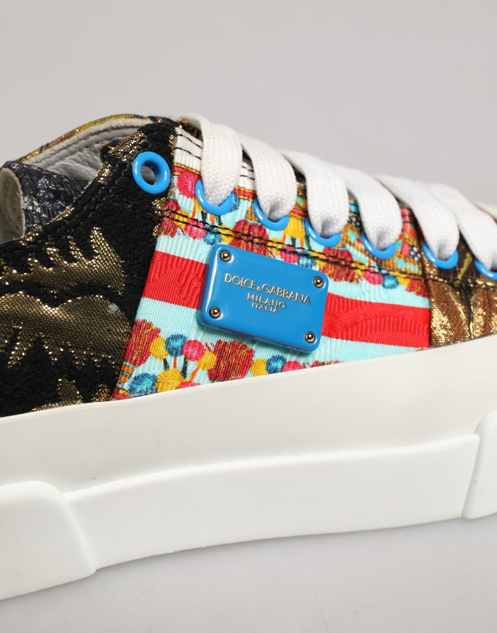Chaussures sneakers basses Dolce & Gabbana à patchwork multicolore, design moderne et coloré, en toile avec semelles blanches.