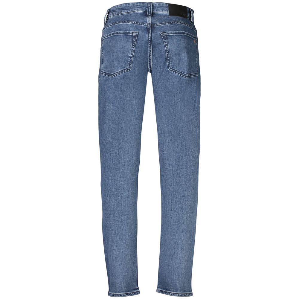 Jeans homme en coton bleu de la marque Hugo Boss, coupe classique avec détails modernes, visibles sur l'image.