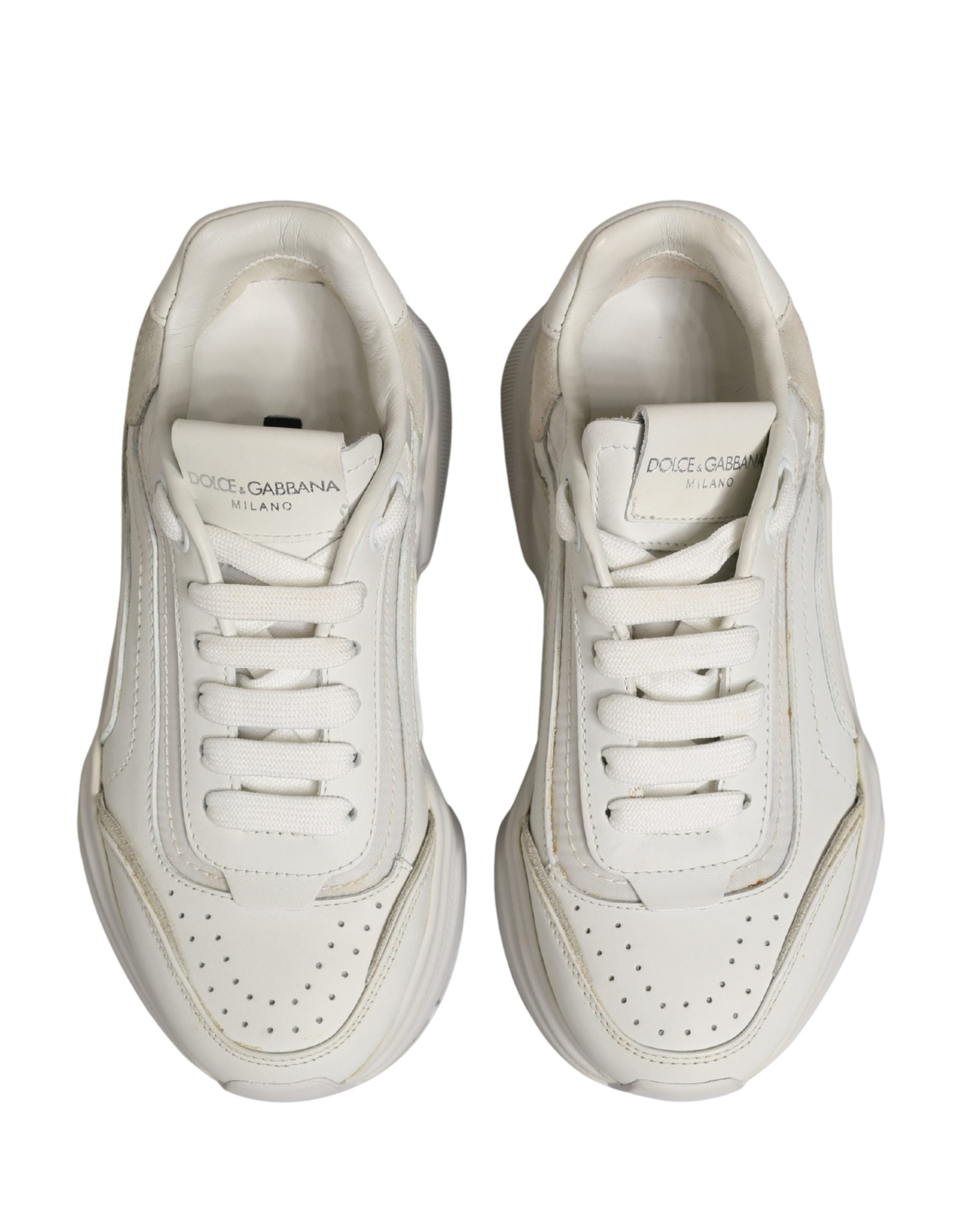 Chaussures sneakers basses en cuir blanc Dolce & Gabbana Daymaster, vue de face avec détails du design.