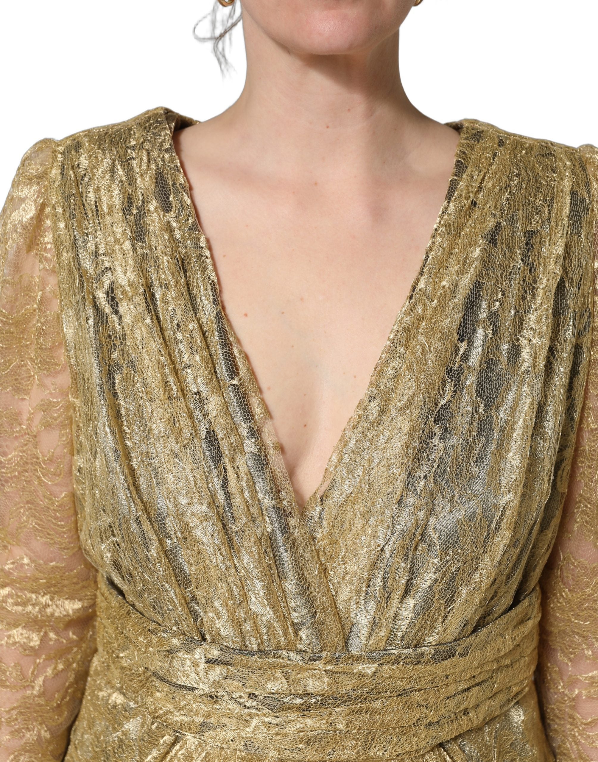 Robe en dentelle transparente dorée Dolce & Gabbana ornée de cristaux élégants et de détails scintillants.