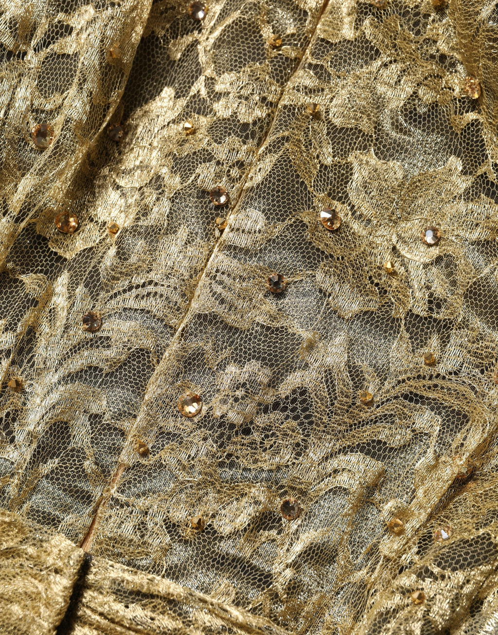 Robe en dentelle transparente dorée Dolce & Gabbana ornée de cristaux étincelants, élégante et sophistiquée.