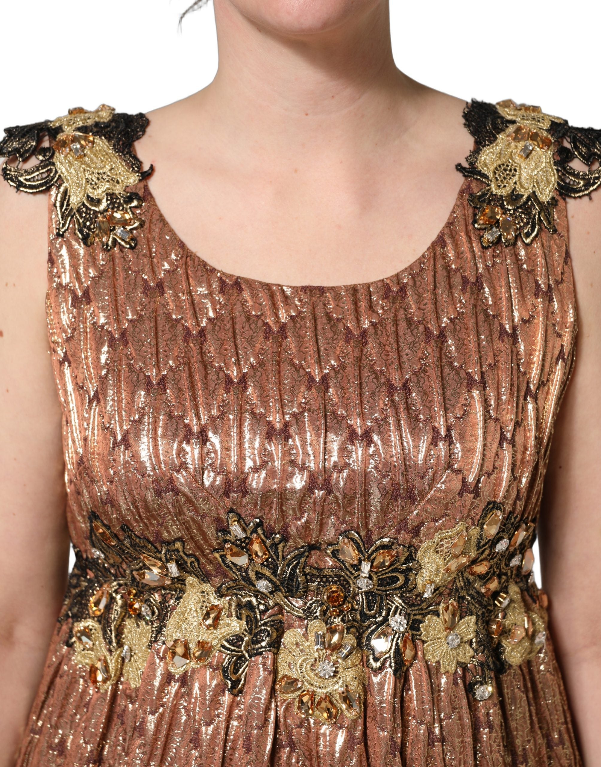 Robe de soirée en satin brun métallique de Dolce & Gabbana ornée de cristaux scintillants, élégante et sophistiquée.