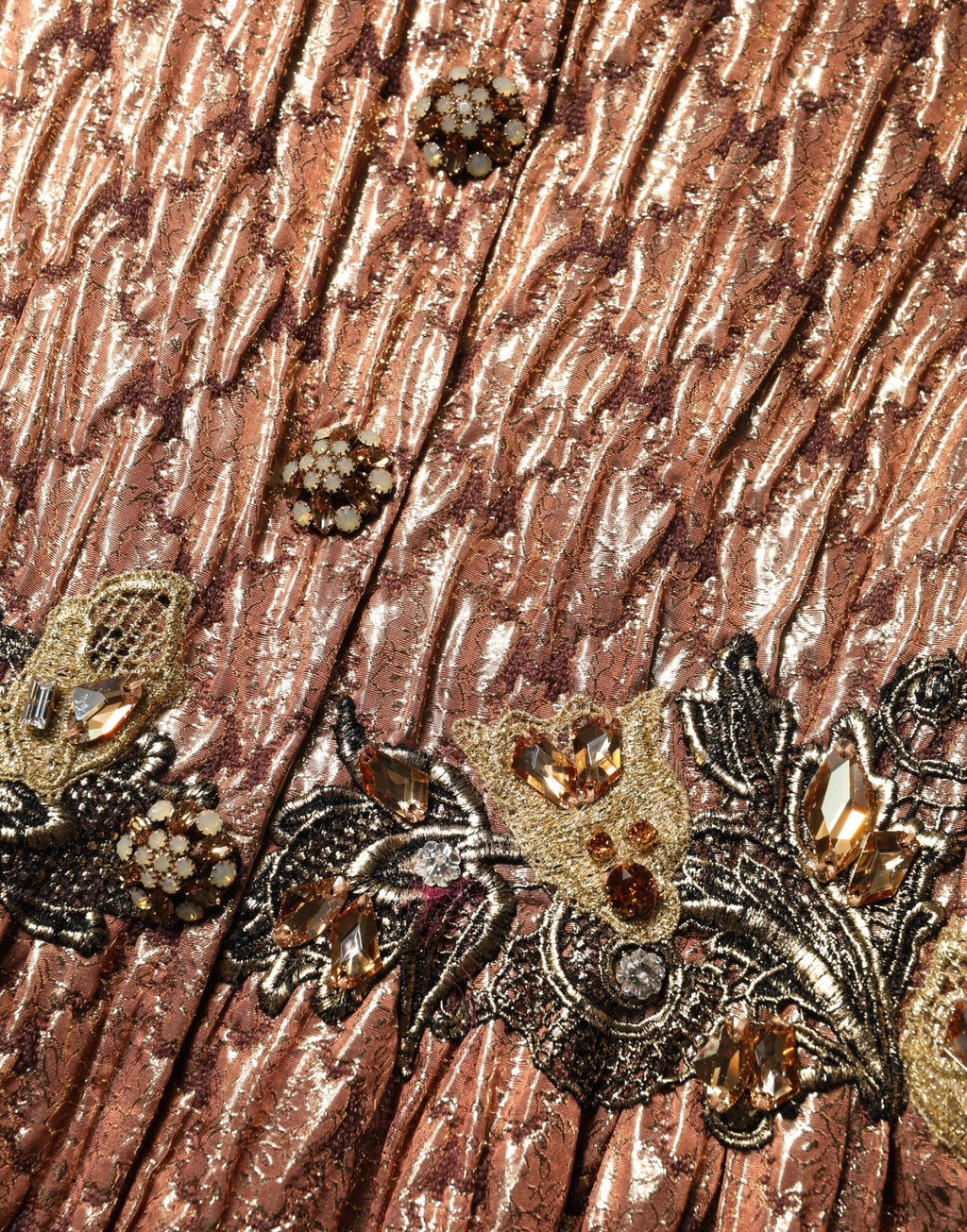 Robe de soirée en métal marron avec cristaux, élégante robe longue de Dolce & Gabbana pour occasions spéciales.