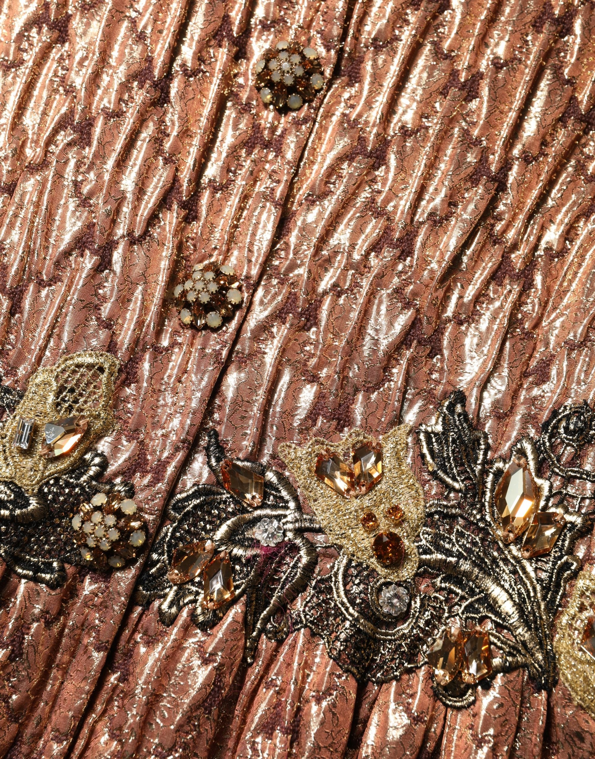 Robe de soirée en métal marron avec cristaux, élégante robe longue de Dolce & Gabbana pour occasions spéciales.