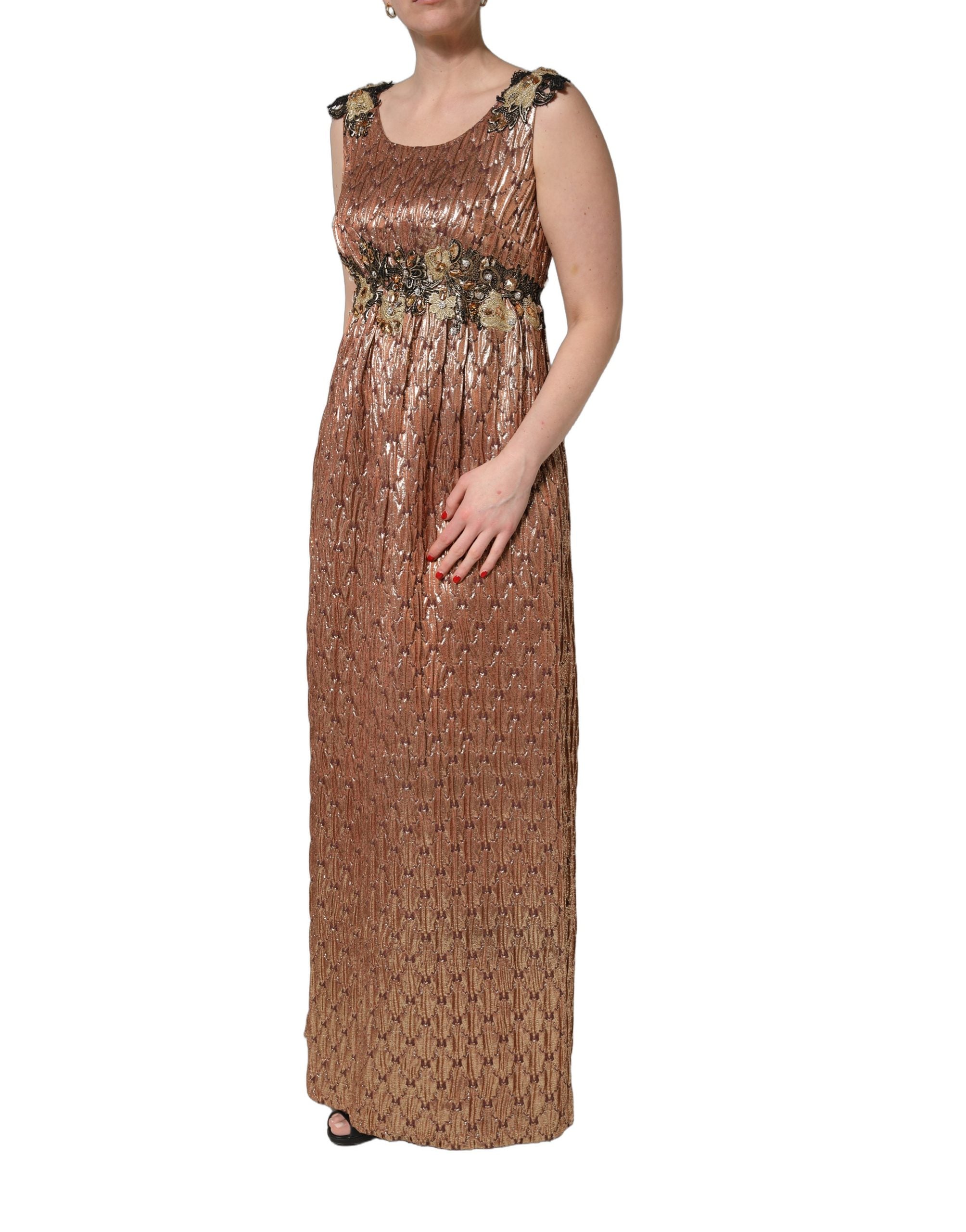 Robe de soirée Dolce & Gabbana marron avec détails métalliques et cristaux, élégante et brillante, vue en gros plan