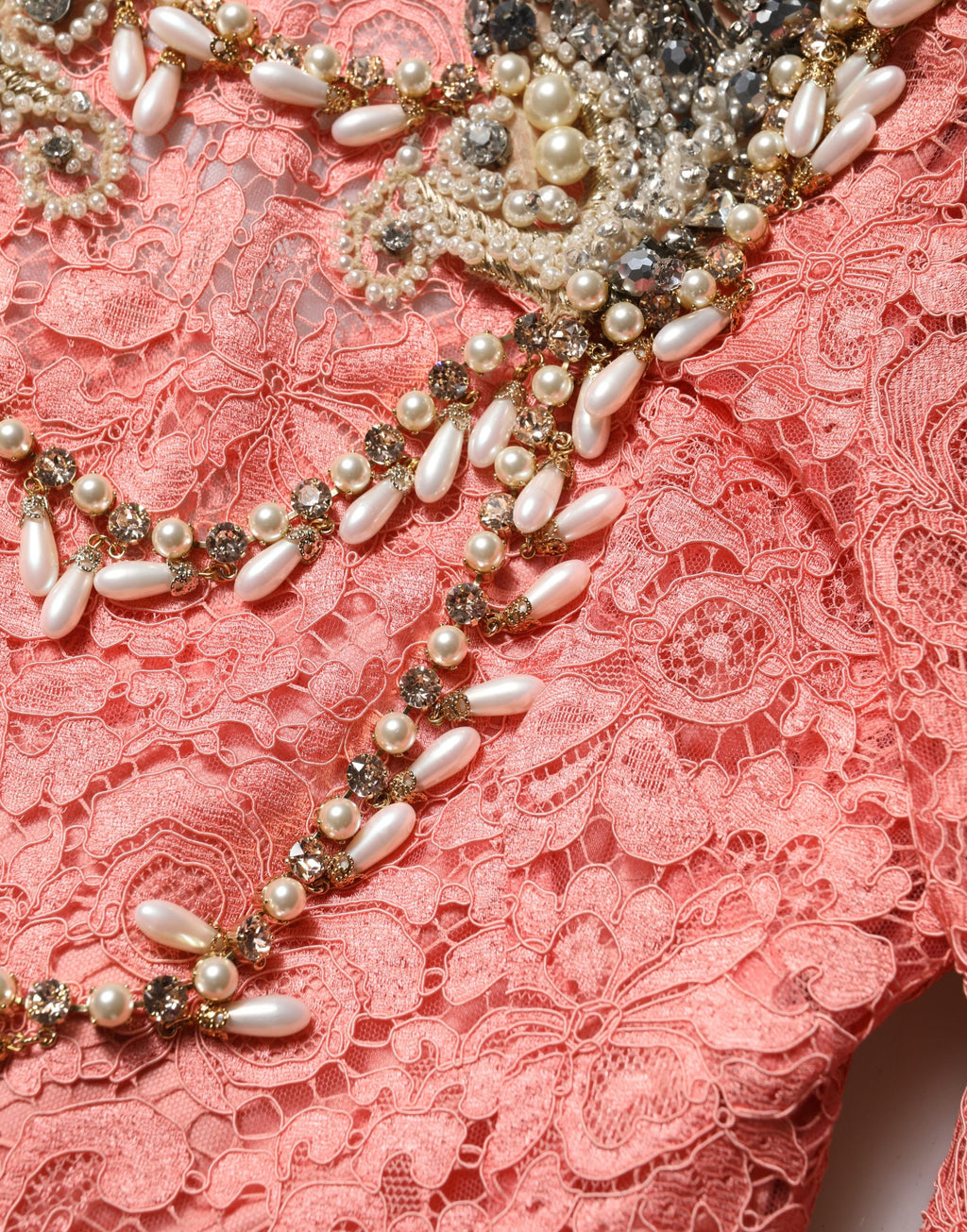 Robe de soirée Dolce & Gabbana rose avec embellissements en dentelle sirène, élégante et ornée de détails sophistiqués.