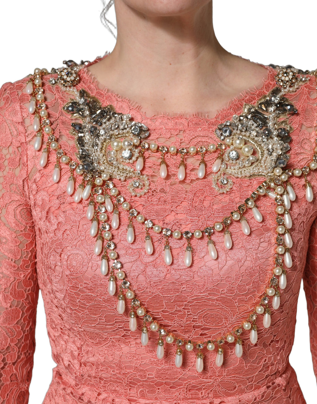 Robe de soirée sirène en dentelle rose Dolce & Gabbana avec embellissements élégants, style glamour et sophistiqué.