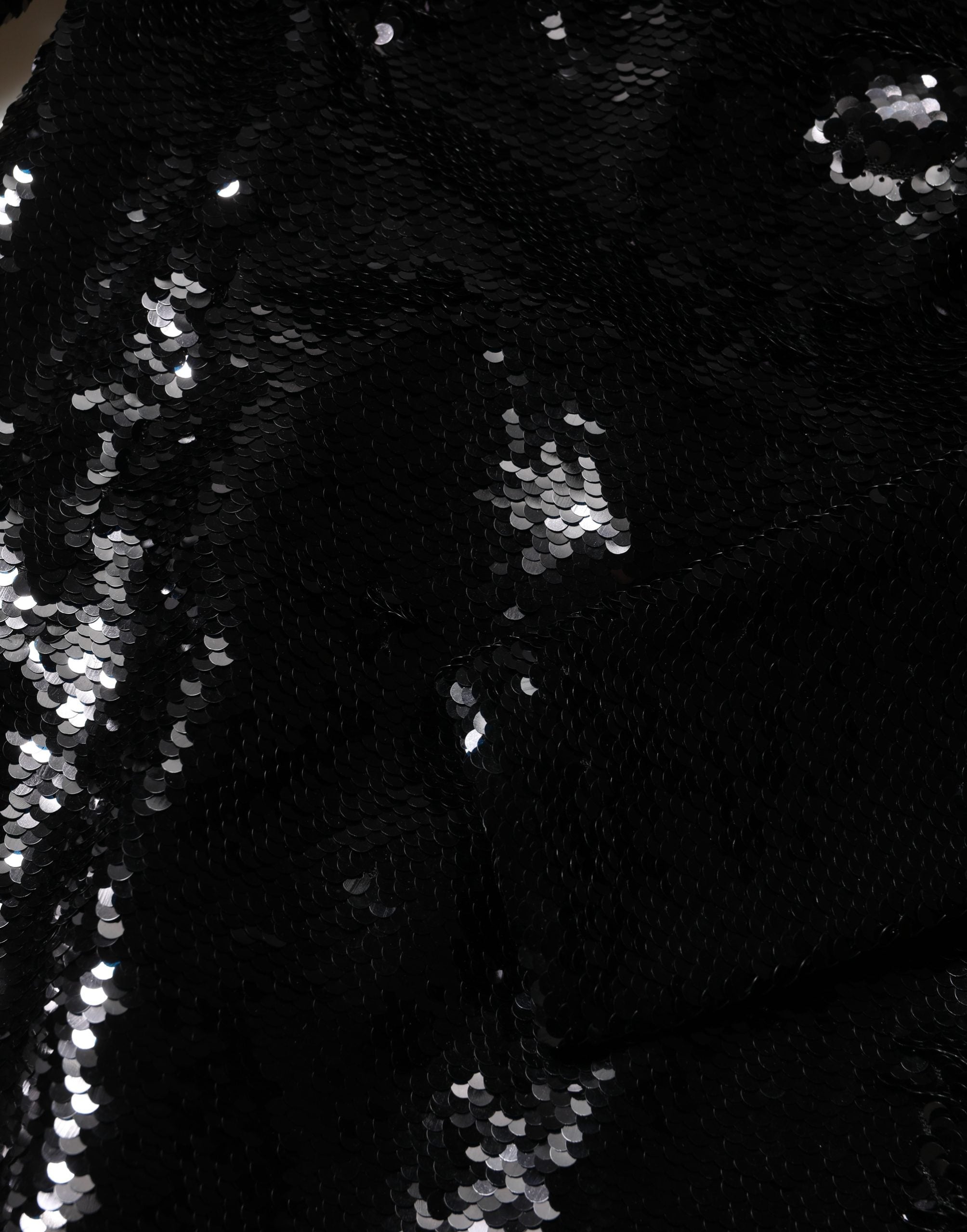 Robe de soirée noire Dolce & Gabbana, robe moulante sirène à sequins brillants, élégante et sophistiquée.
