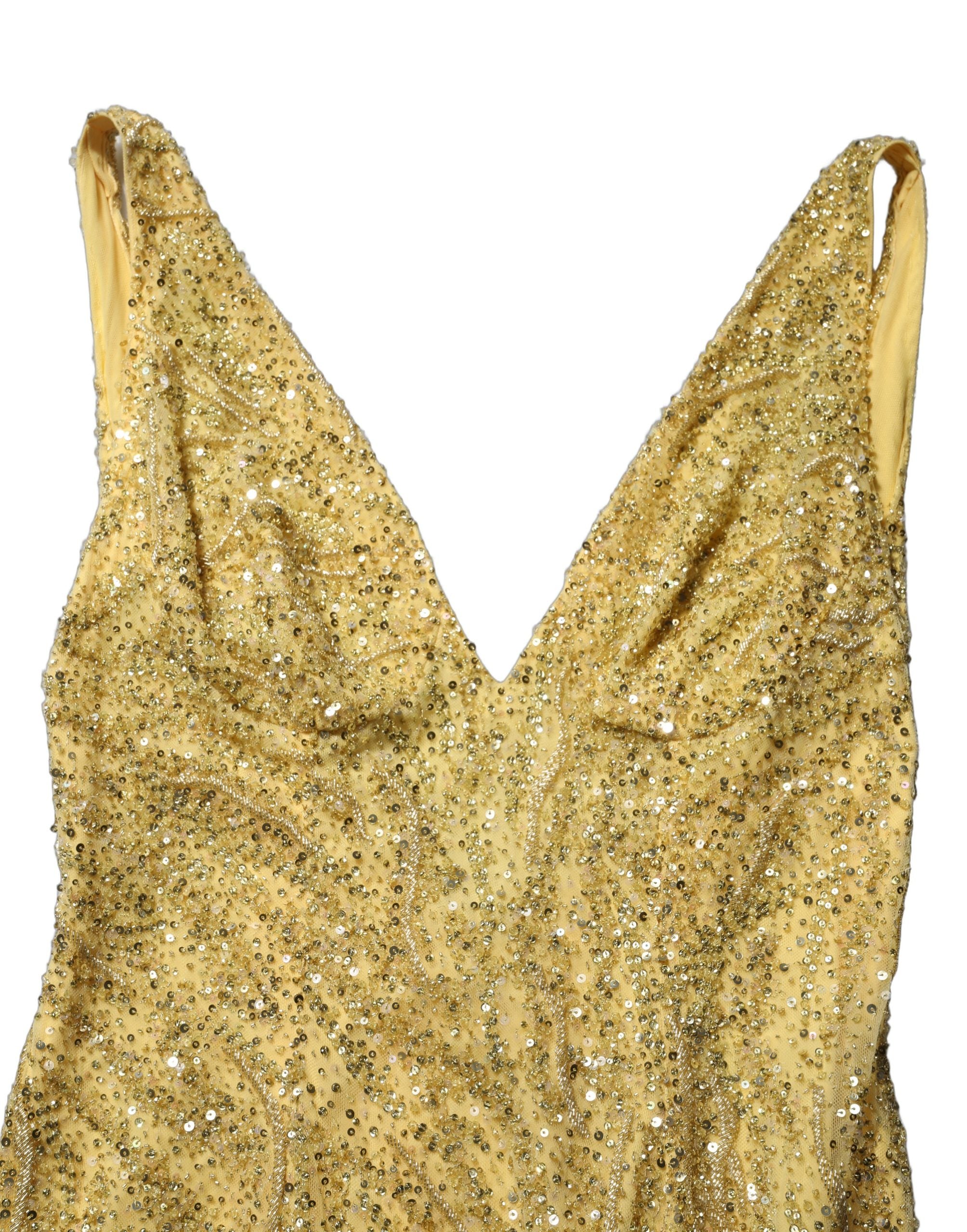 Robe de soirée sirène Dolce & Gabbana en sequins dorés avec décolleté en V. Longue robe élégante et brillante.