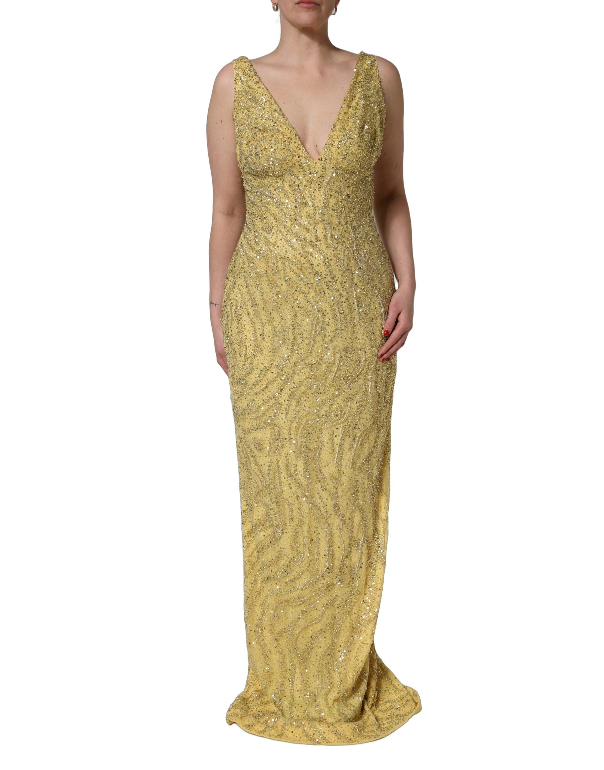 Robe de soirée sirène Dolce & Gabbana dorée à sequins avec décolleté en V, longue et élégante.
