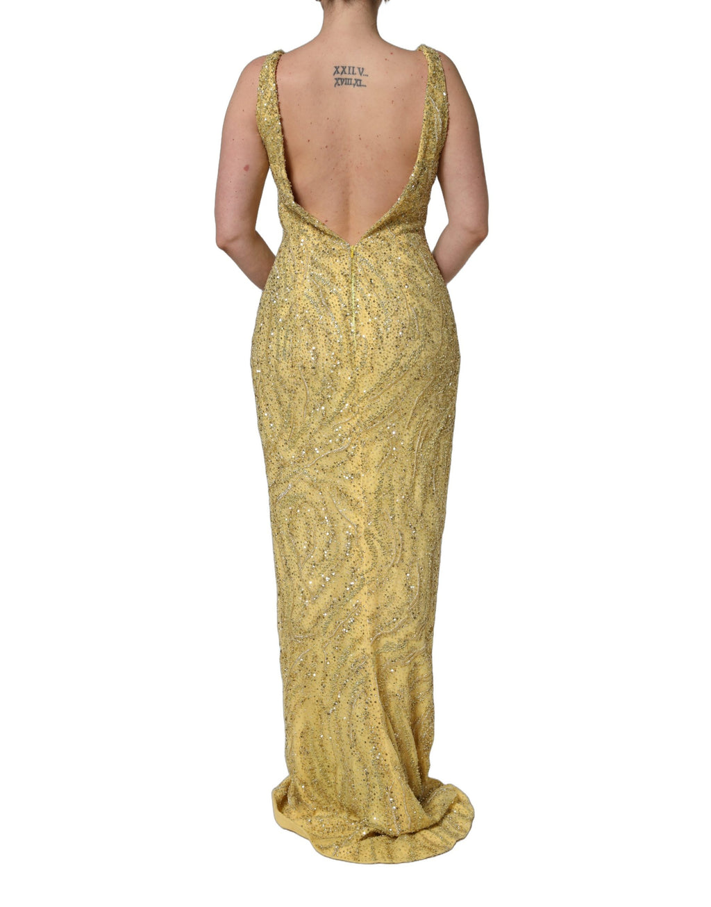 Robe sirène dorée Dolce & Gabbana avec décolleté en V et sequins brillants, longue robe de soirée élégante.