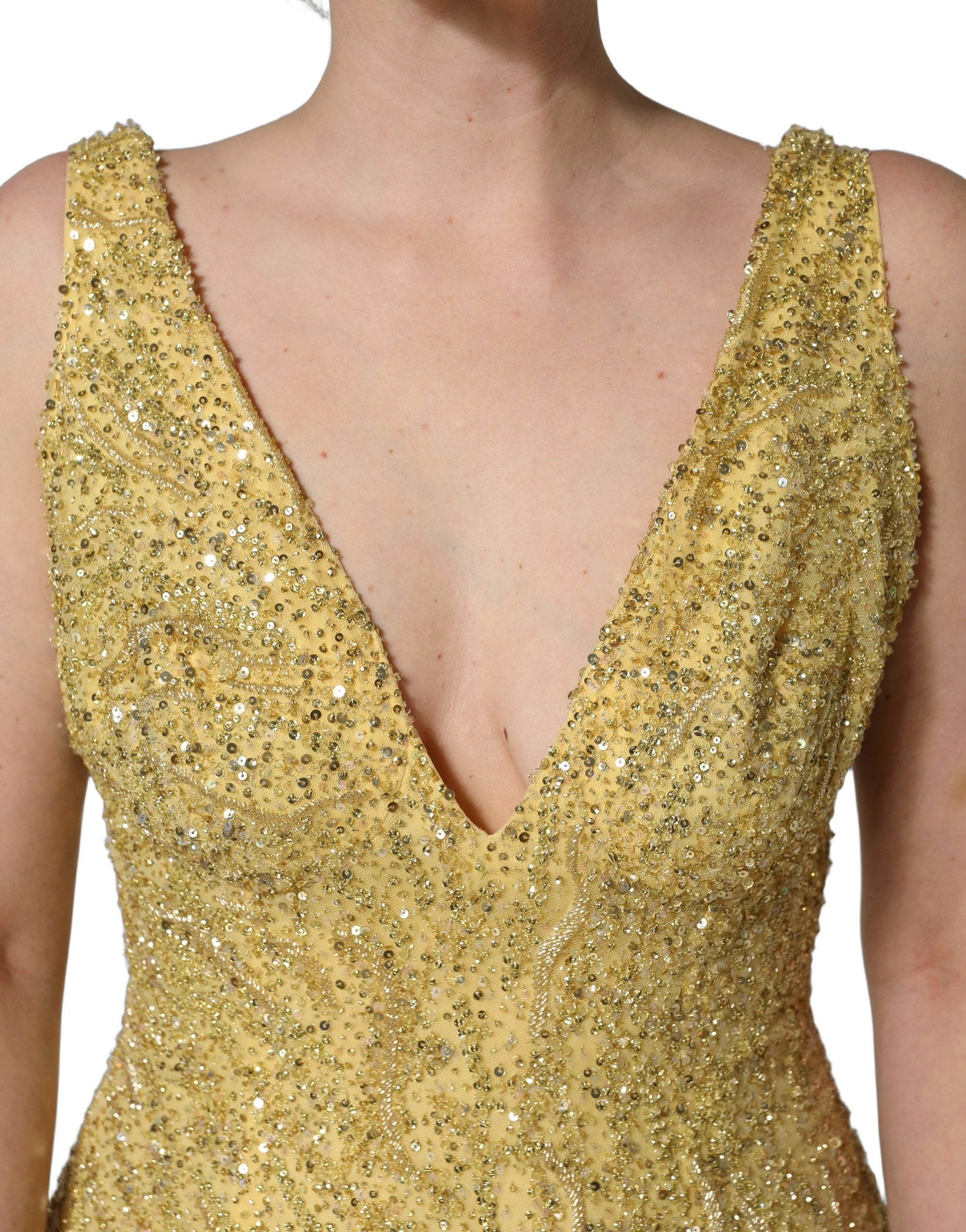 Robe de soirée en sequins dorés Dolce & Gabbana, robe sirène avec décolleté en V, élégante et brillante.