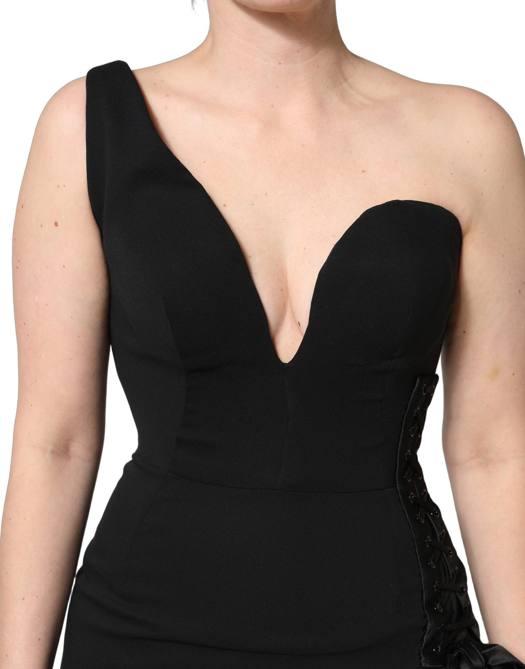 Robe longue noire Dolce & Gabbana à une épaule, col asymétrique et style élégant, portée en soirée.