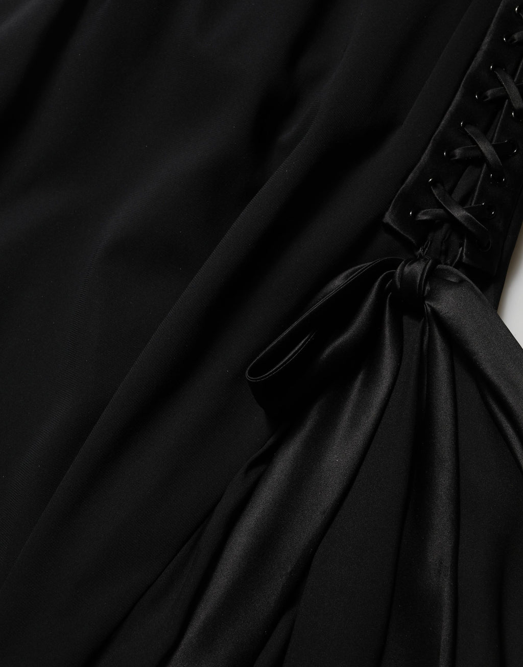 Robe longue noire Dolce & Gabbana à épaules dénudées et col en V, élégante et sophistiquée pour une occasion spéciale.