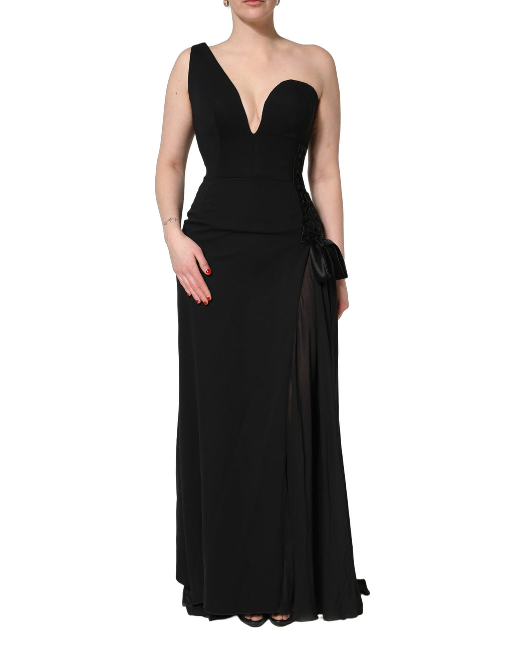 Robe longue noire Dolce & Gabbana à épaules asymétriques et encolure dégagée, élégante et sophistiquée.