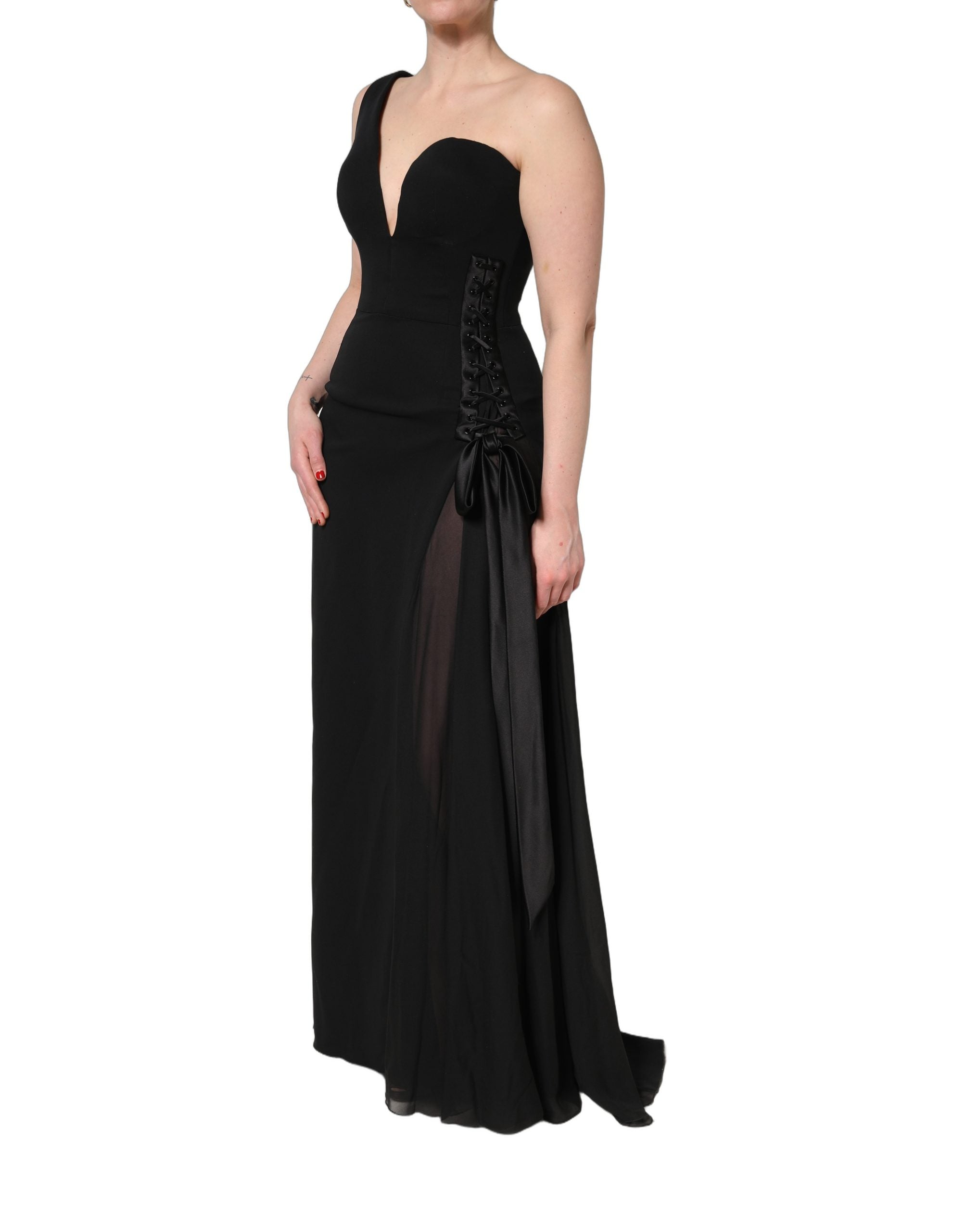 Robe longue noire Dolce & Gabbana avec épaules dégagées et décolleté asymétrique, élégante et sophistiquée.