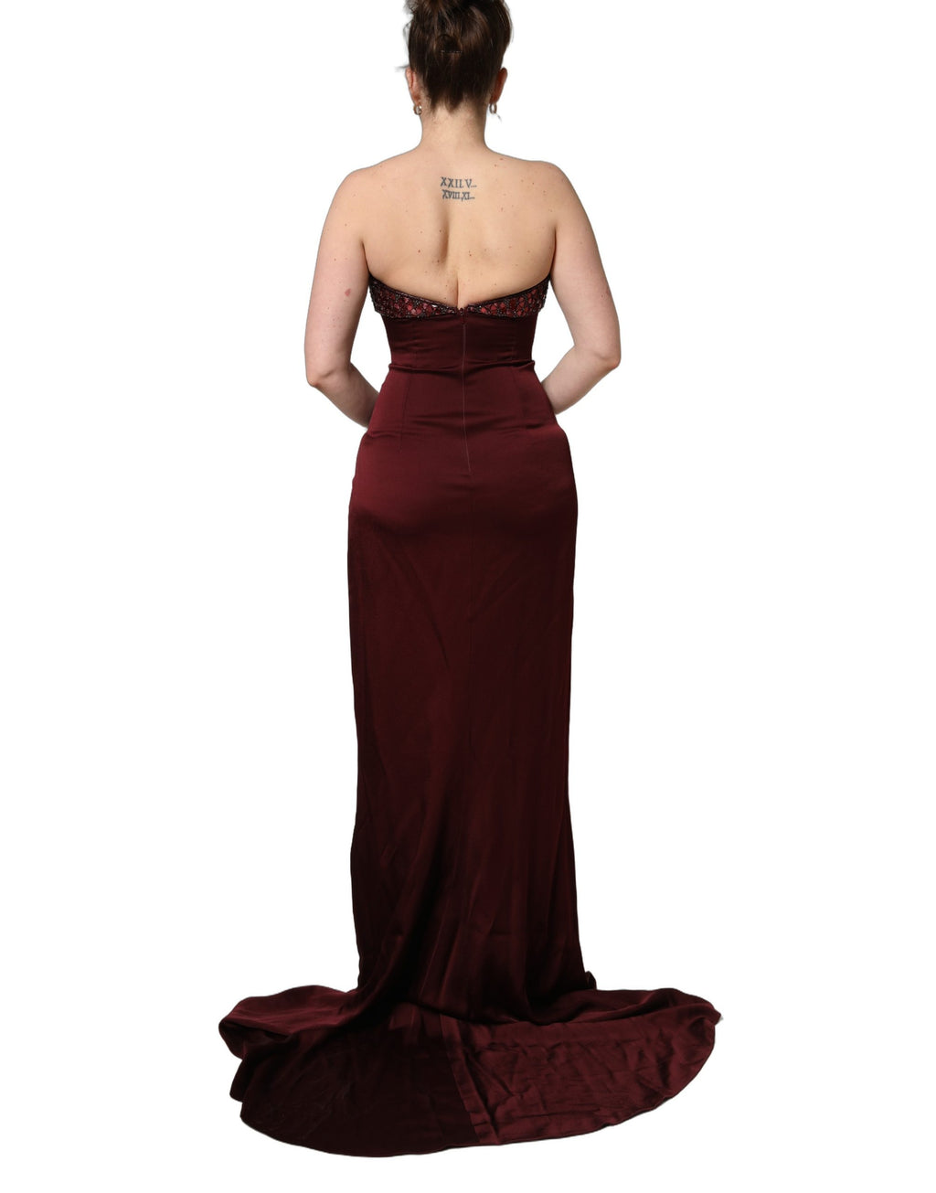 Robe de soirée Dolce & Gabbana rouge bordeaux avec embellissements, décolleté en V et élégance sophistiquée.