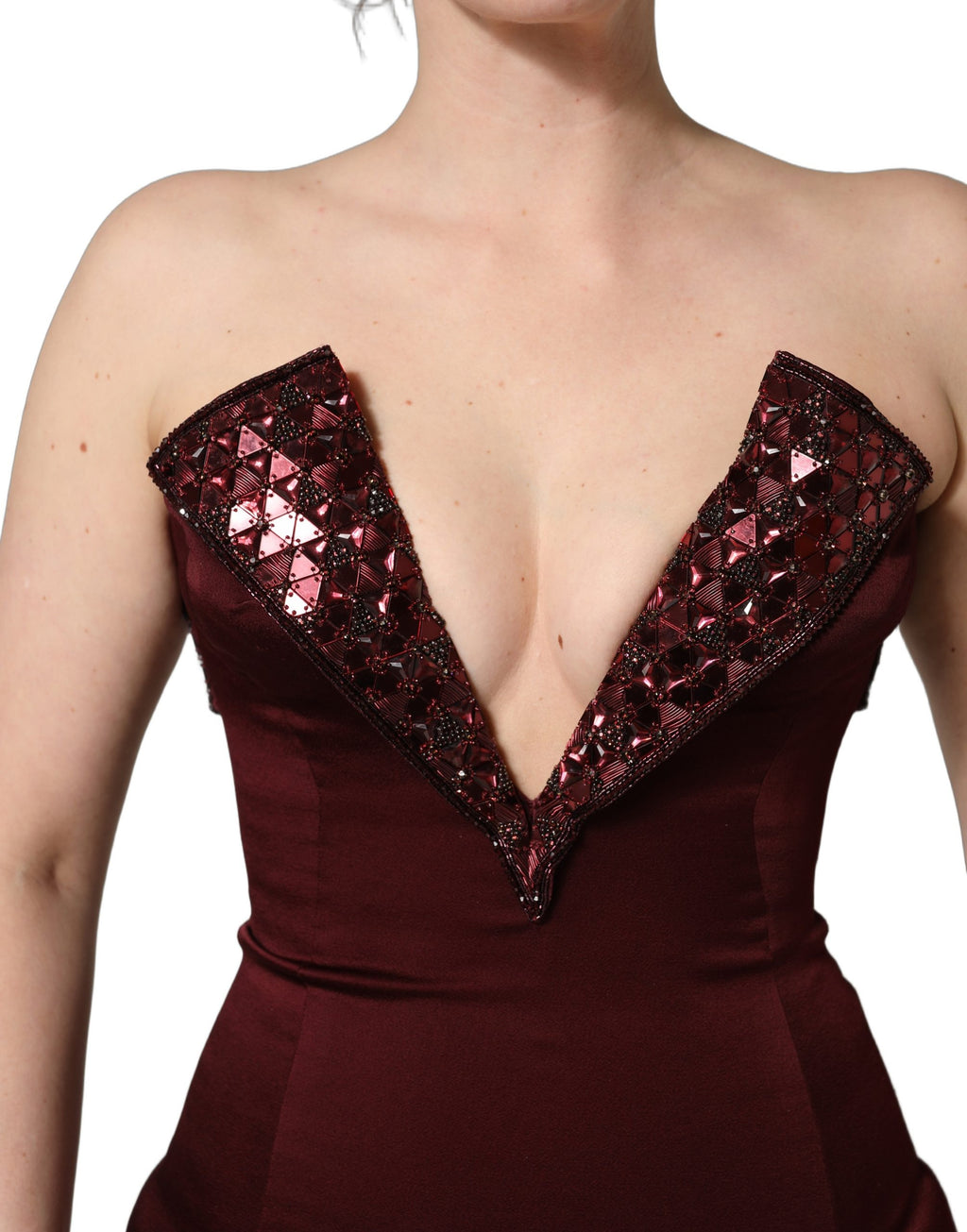 Robe de soirée Dolce & Gabbana rouge bordeaux avec embellissements, encolure en V et design élégant visible dans l’image.