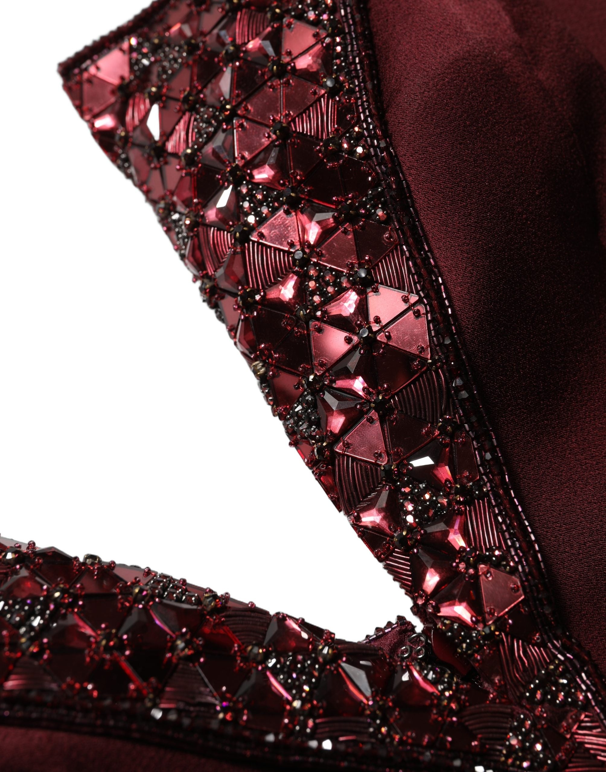 Robe de soirée Dolce & Gabbana bordeaux à décolleté en V avec embellissements, élégante et sophistiquée.