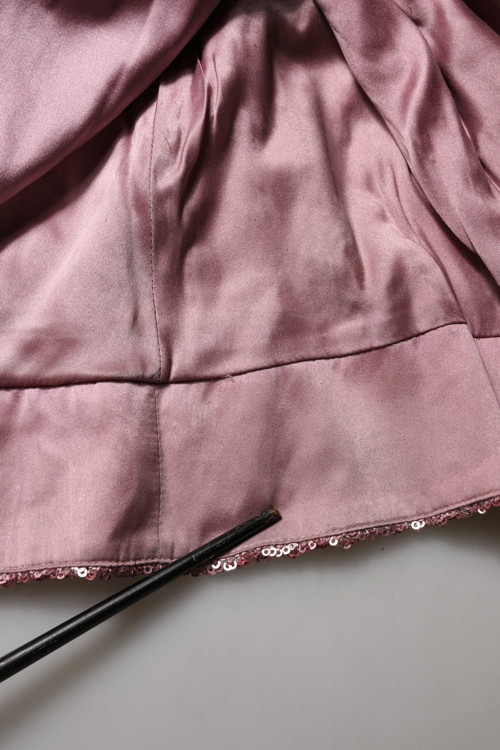 Robe de soirée rose Dolce & Gabbana ornée de sequins et d'embellissements, élégante et sophistiquée.