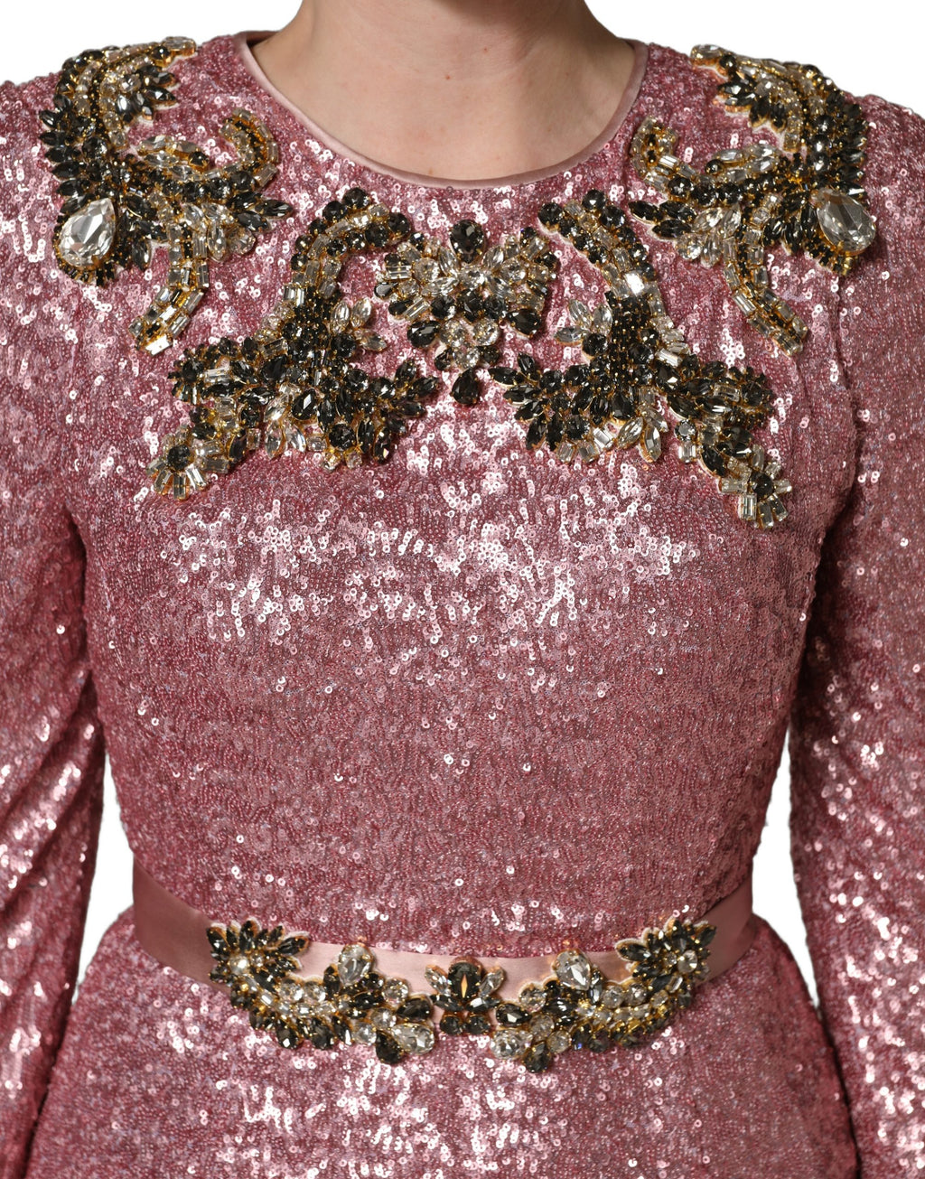 Robe de soirée Dolce & Gabbana rose ornée de sequins scintillants et d embellissements élégants, longueur longue, style sophistiqué.