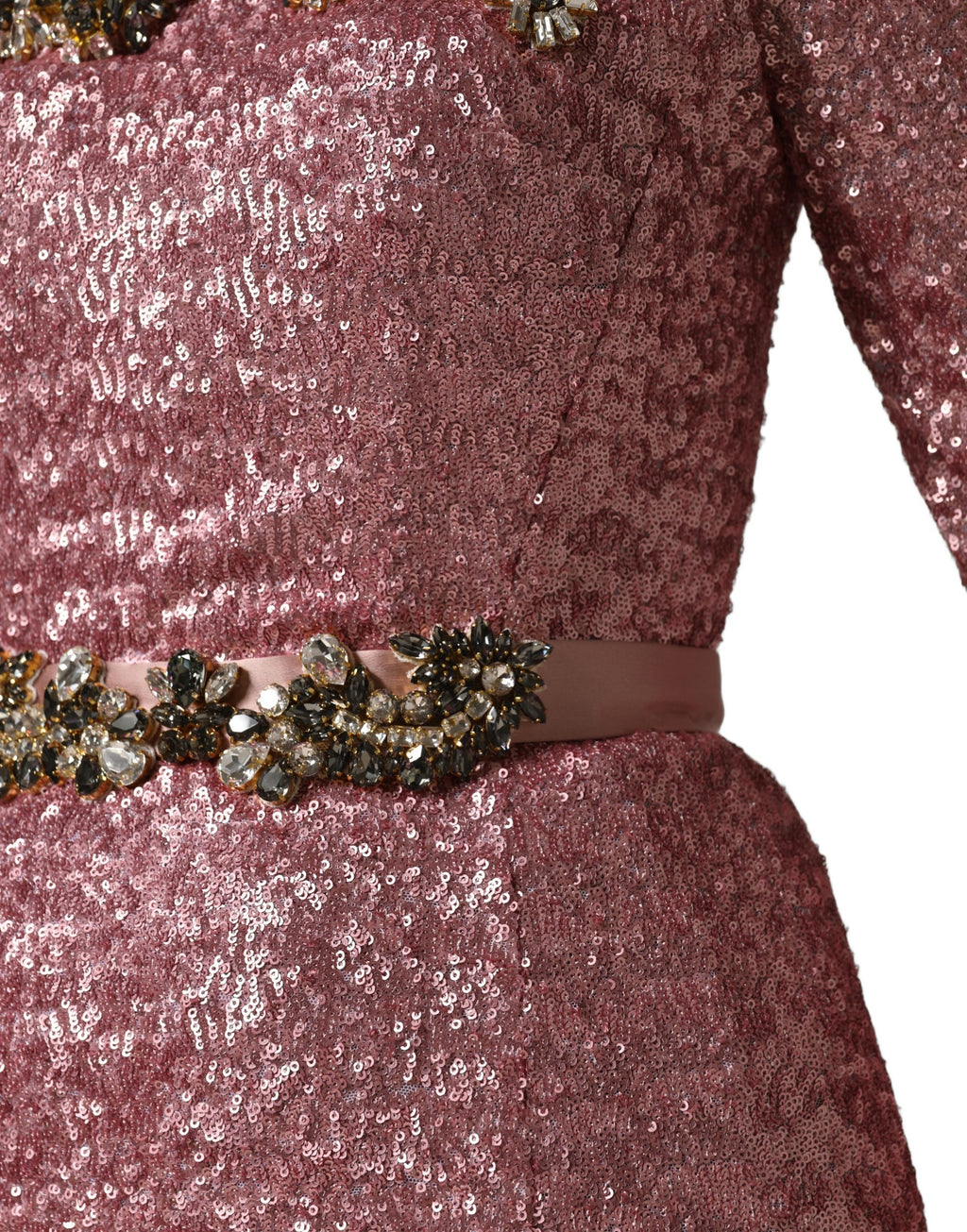 Robe de soirée Dolce & Gabbana rose ornée de sequins brillants et de détails embellis, élégante et sophistiquée.