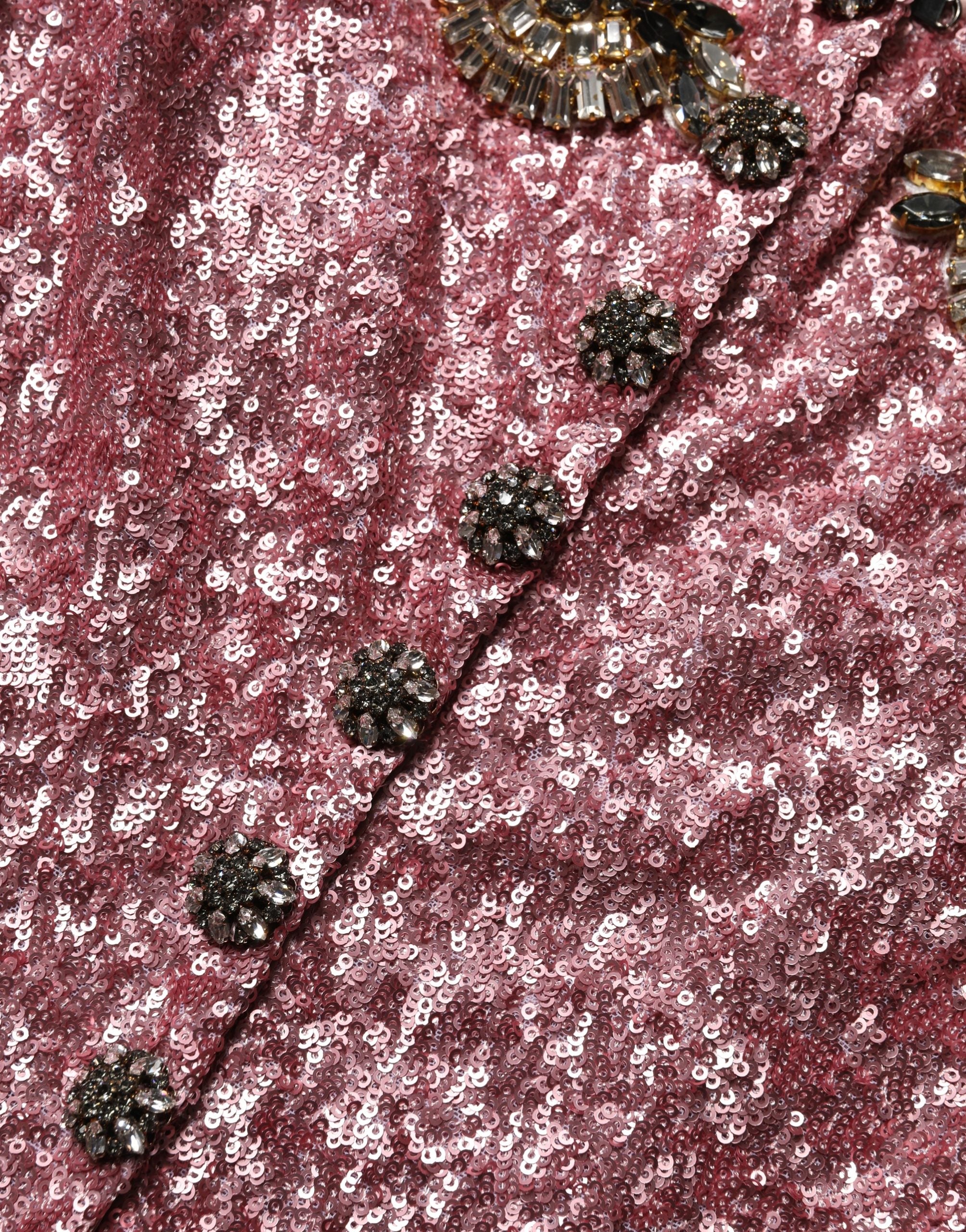 Robe de soirée Dolce & Gabbana rose ornée de sequins brillants, élégante et sophistiquée.