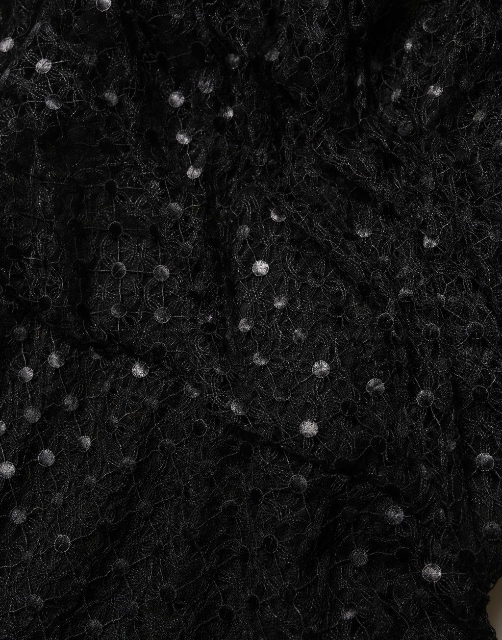 Robe de soirée sirène noire de Dolce & Gabbana, en sequins brillants, élégante et moulante, avec décolleté sophistiqué.