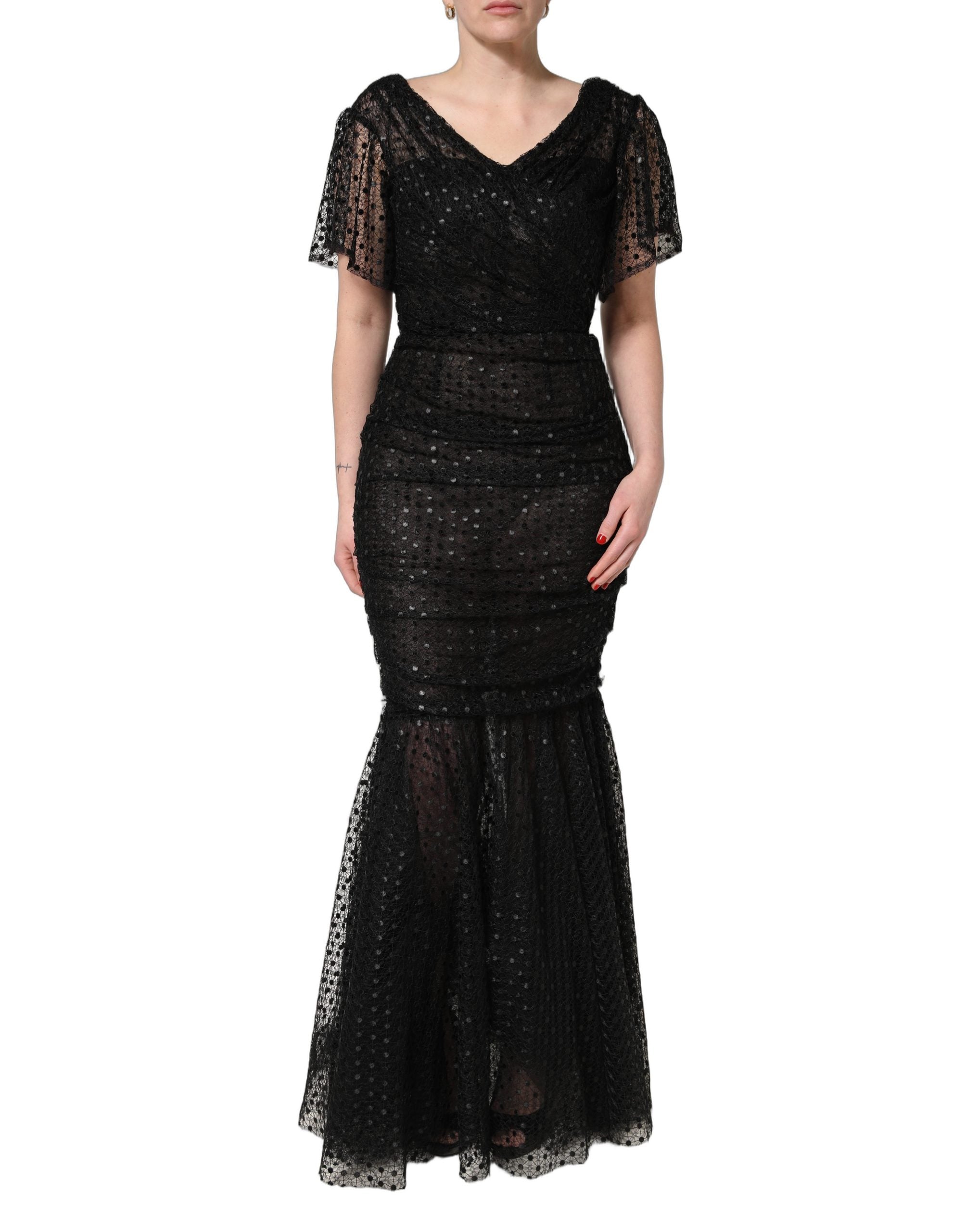 Robe de soirée sirène noire en sequins Dolce & Gabbana, élégante et brillante, avec un décolleté sophistiqué.
