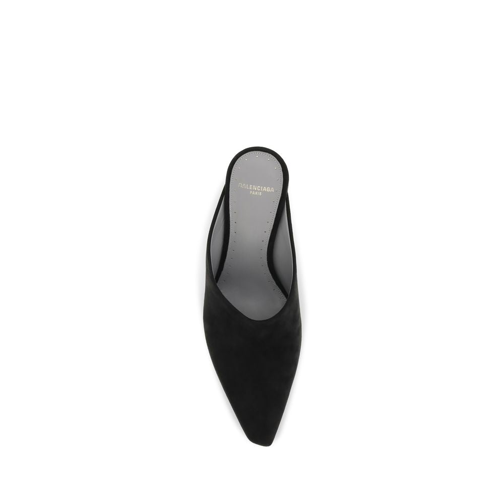 Mules en cuir suédé noir de Balenciaga, élégantes et modernes, avec une silhouette raffinée et une semelle confortable.