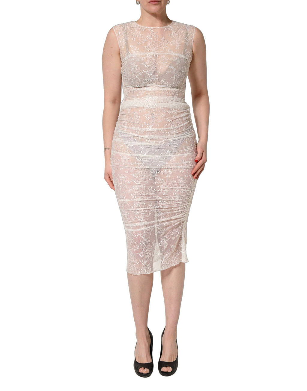 Robe midi en dentelle fluide blanche sans manches de Dolce & Gabbana avec motifs floraux délicats et transparence élégante.