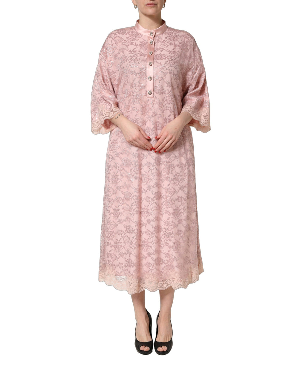 Robe longue midi Dolce & Gabbana en dentelle florale rose avec cordons, style kaftan élégant et sophistiqué.