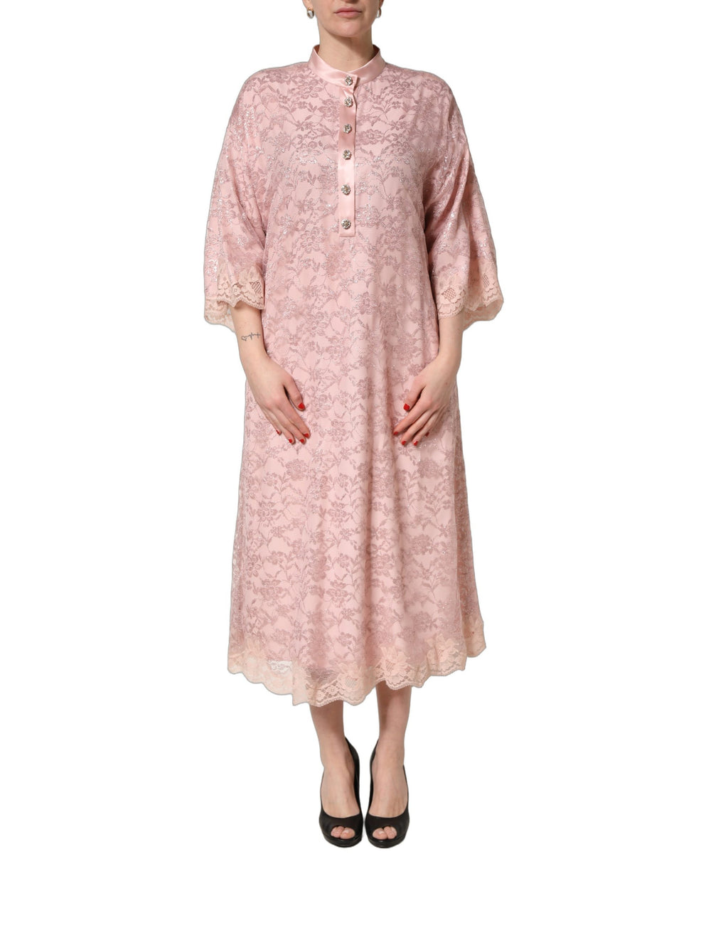 Robe midi Dolce & Gabbana en dentelle florale rose avec cordons, style kaftan élégante et légère.
