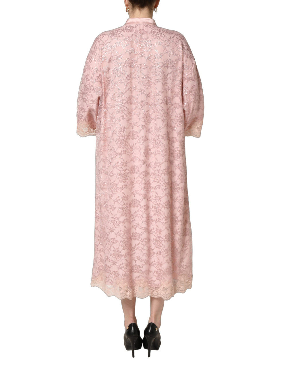 Robe longue Dolce & Gabbana en dentelle florale rose, caftan midi avec cordons, élégante et raffinée.
