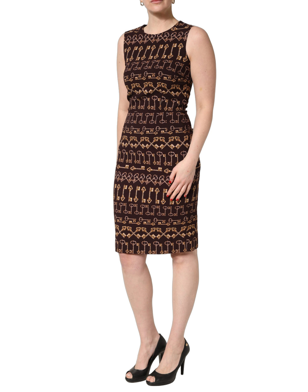 Robe droite marron Dolce & Gabbana, longueur genou, robe ajustée en tissu élégant, détails sophistiqués visibles sur l'image.