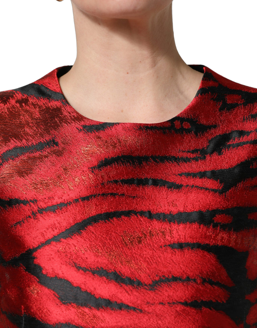 Robe évasée Dolce & Gabbana en jacquard rouge et noir avec motif tigre, style sophistiqué et élégant.