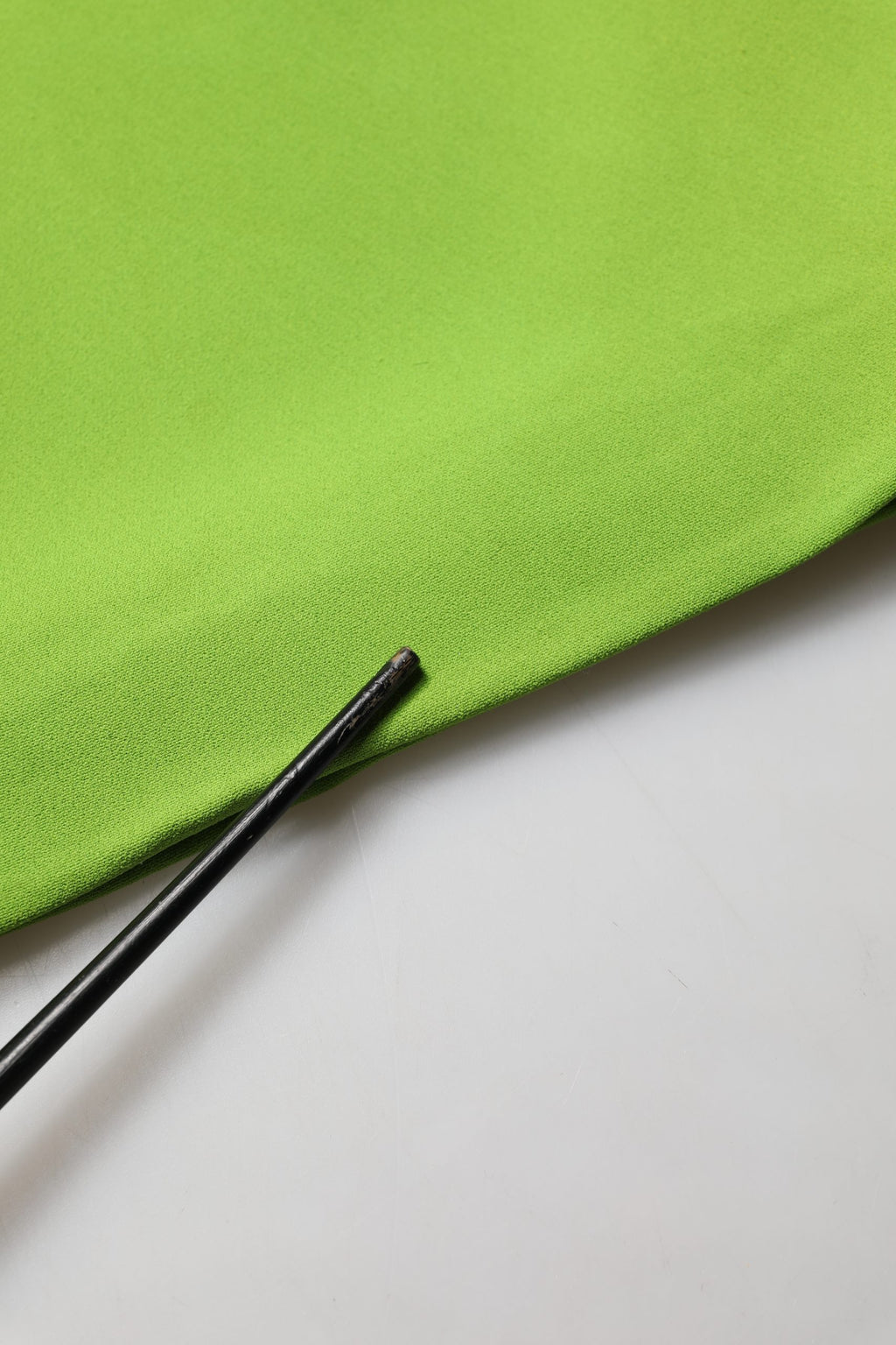 Robe courte sans manches en viscose verte de Dolce & Gabbana, coupe évasée et style élégant.