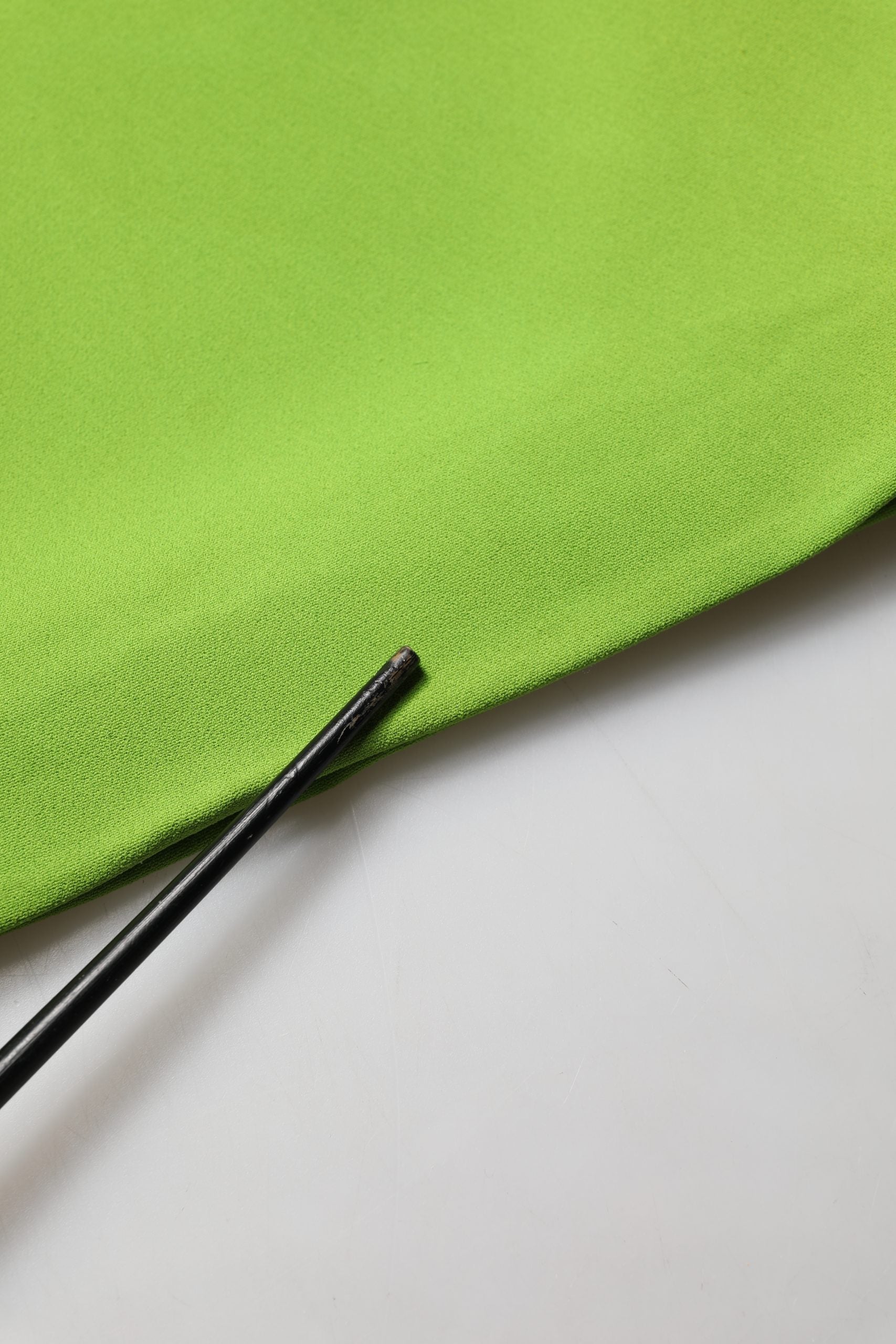Robe courte sans manches en viscose verte de Dolce & Gabbana, coupe évasée et style élégant.