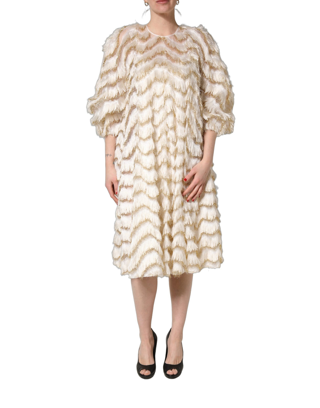 Robe midi ivoire à franges en couches de Dolce & Gabbana, silhouette élégante avec détails sophistiqués.