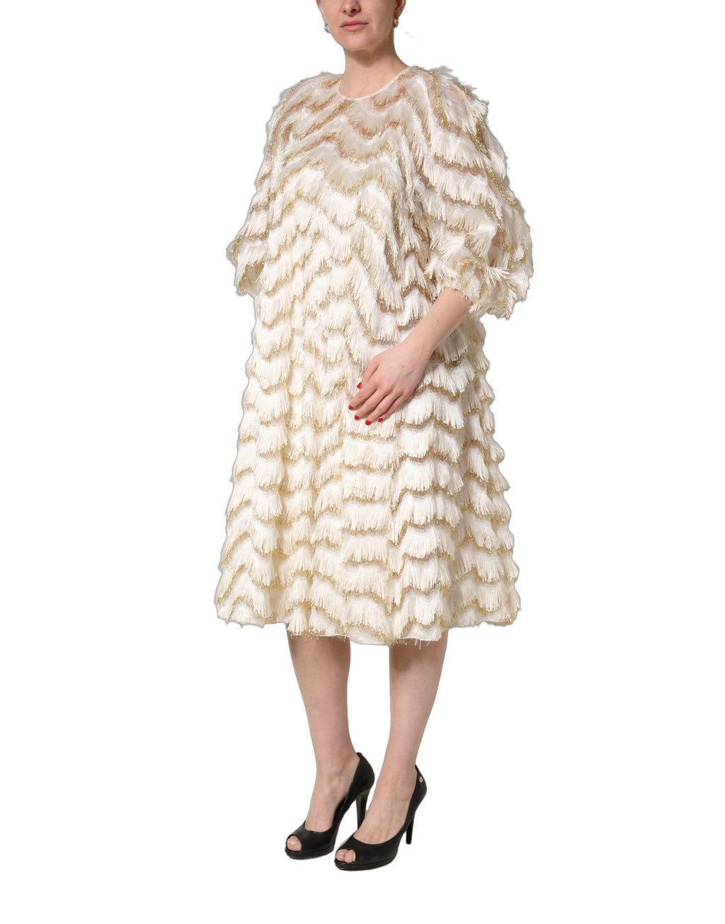 Robe midi blanche à franges en couches, style shift, de la marque Dolce & Gabbana, portée élégante et sophistiquée.