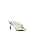 Mules blanches Givenchy en peau d'agneau Ovis Aries avec semelle en cuir, élégantes et confortables, vues de face.