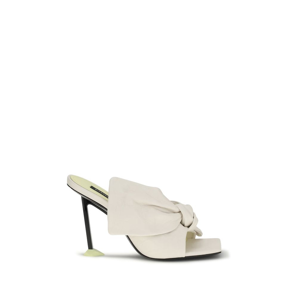 Mules blanches Givenchy en peau d'agneau Ovis Aries avec semelle en cuir, élégantes et confortables, vues de face.