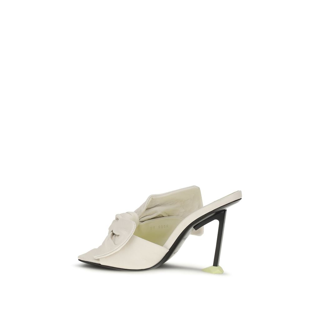 Chaussures mules blanches Givenchy en agneau Ovis Aries avec semelle élégante, vues de face sur fond neutre.