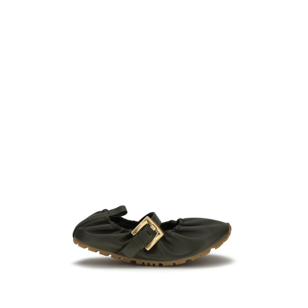 Chaussures ballerines Balmain Bicolor en peau d’agneau avec design élégant et détails en cuir noir et beige.