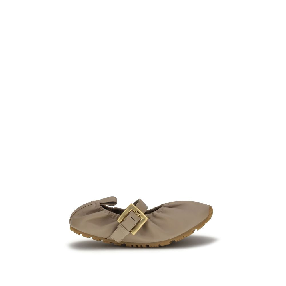 Chaussures ballerines Balmain beige en peau de mouton Ovis Aries, style élégant et confortable, vues de face.