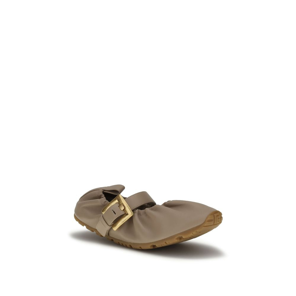 Chaussures ballets beige Balmain en mouton Ovis Aries, semelle en caoutchouc, vue de face.