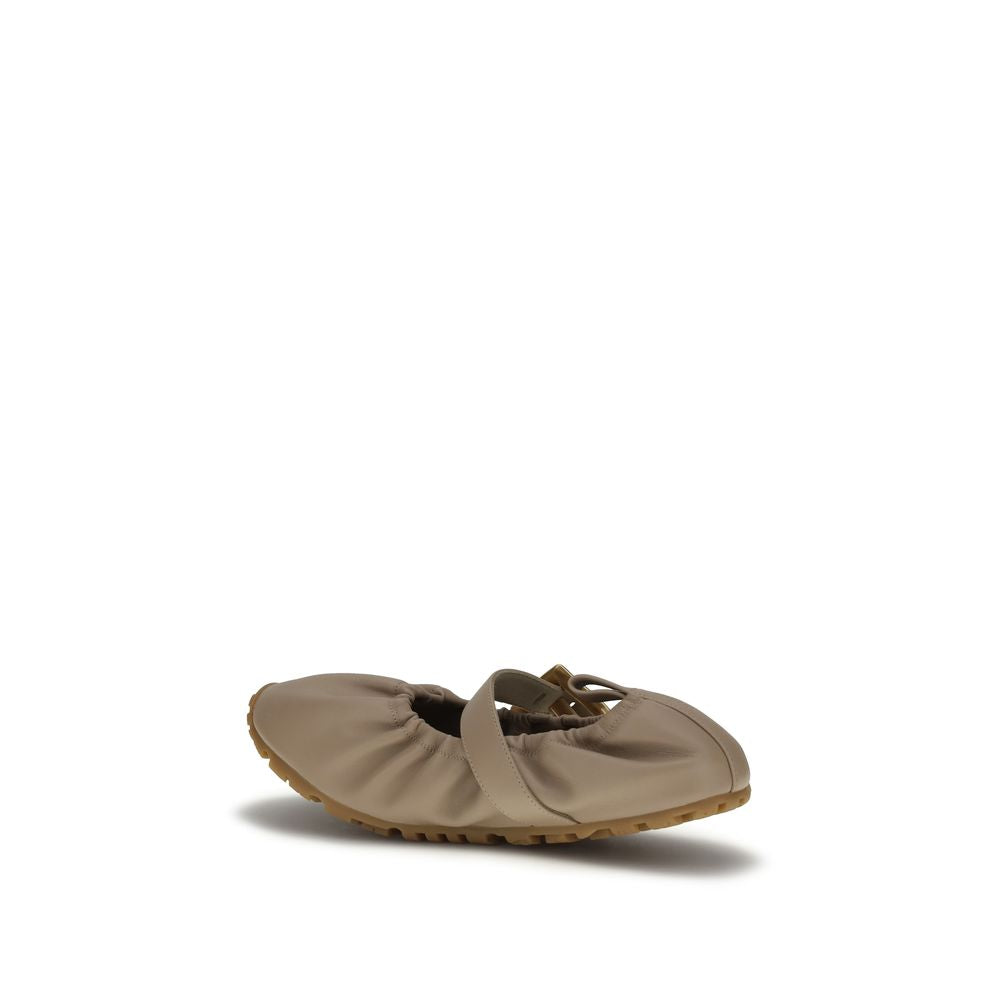 Chaussures ballerines Balmain beige en laine d'agneau, finition élégante et confortable, pour un look sophistiqué.